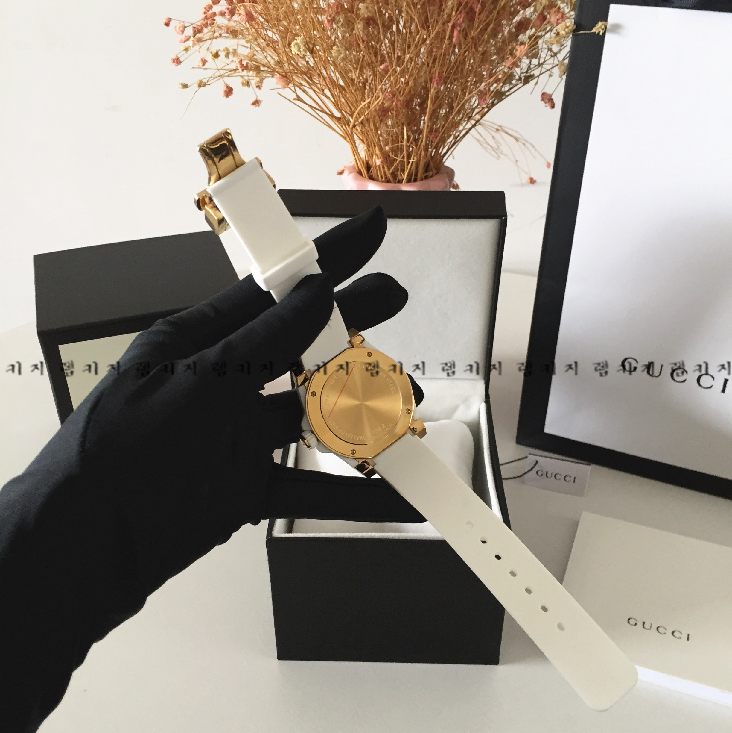 구찌 G 타임리스 다이브 화이트다이얼 우레탄시계